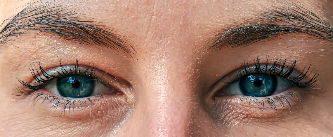 yeux bleus d'une femme de 50 ans maquillés